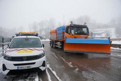 Unha máquina quitaneves retira a neve do asfalto, a 9 de decembro de 2024, en Pedrafita do Cebreiro / Carlos Castro - Arquivo