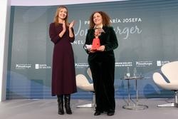 A conselleira de Política Social e Igualdade, Fabiola García, e a investigadora María Loureiro, no Premio María Josefa Wonenburger Planells 2024. MONICA ARCAY CARRO / Europa Press