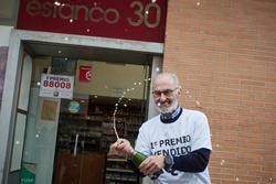 Arquivo - Un empregado da administración celebra que vendeu parte do número 88008 correspondente ao ?Primeiro Premio? do Sorteo Extraordinario da Lotaría de Nadal, a 22 de decembro de 2023, en Pamplona, Navarra .. Eduardo Sanz - Europa Press - Arquivo / Europa Press