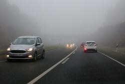 Varios coches con faros antinéboa acendidos nunha estrada / Carlos Castro - Arquivo