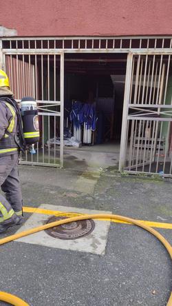 Un incendio nun transformador eléctrico do Concello de Ribeira sáldase sen feridos / BOMBEIROS DE RIBEIRA