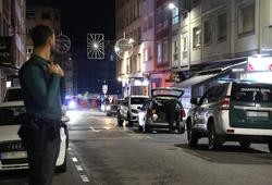 Varios axentes da Garda Civil acordoan a zona do suceso en Carballo / M. Dylan