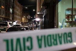 Varios axentes da Garda Civil acordoan a zona do suceso en Carballo, a 4 de decembro de 2024, en Carballo, A Coruña, Galicia (España). Un home faleceu este mércores ao resultar ferido cun arma de fogo no bar Castro de Carballo. As. M. Dylan - Europa Press