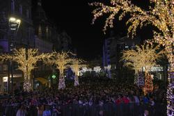 Centos de persoas asisten ao aceso das luces de Nadal en Porta do Sol, a 16 de novembro de 2024, en Vigo / Adrián Irago - Arquivo