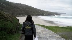 Un técnico de medio ambiente do Concello de Arteixo inspecciona a chegada de pellets de plástico na praia de Valcovo / Gusstavo de la Paz - Europa Press 