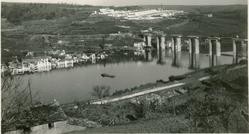 Imaxe de ao redor de 1963 do vello Portomarín alagado polo río / USC