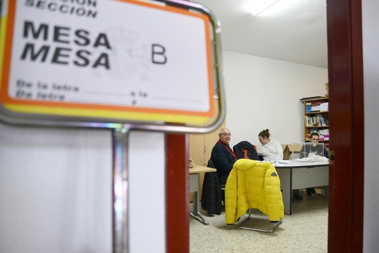 Unha mesa electoral / Rosa Veiga - Arquivo