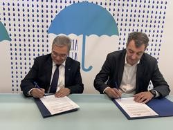 O presidente da Deputación de Ourense, Luís Menor, e o director da Volta Ciclista a España, Francisco Javier Guillén, asinan o convenio para a etapa en Ourense / DEPUTACIÓN DE OURENSE