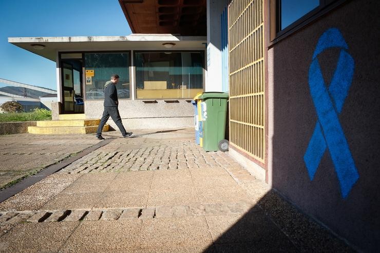 Un home camiña xunto á fábrica de Alcoa, a 24 de xaneiro de 2024, en San Cibrao, Lugo / Carlos Castro - Arquivo
