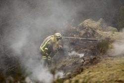 Un brigadista  traballa para extinguir as chamas nun incendio forestal, en Baleira, en marzo de 2023 / Carlos Castro - Arquivo