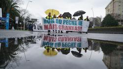 Manifestantes suxeitan pancartas durante unha protesta en defensa do sector primario, nunha protesta convocada por Agromuralla / Gustavo de la Paz - Europa Press