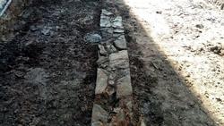 Restos de muro de mampostería de orixe romana atopados nas obras de peonalización de Ramón e Cajal / CONCELLO DE LUGO