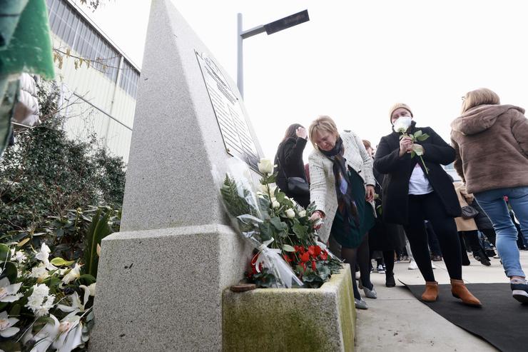 Varias persoas participan nunha ofrenda de flores durante unha homenaxe ás vítimas no segundo aniversario do naufraxio do ?Vila de Pitanxo?, xunto á placa de recordo dos falecidos, a 17 de febreiro de 2024, en Marín, Pontevedra.. Beatriz Ciscar - Europa Press / Europa Press