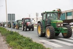 Tractores en tractorada cortando unha estrada / Rocío Ruz - Europa Press 