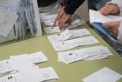 Varias persoas realizan un escrutinio de votos con motivo das eleccións autonómicas de Galicia, no IES Illas Cíes, a 18 de febreiro de 2024, en Vigo / Adrián Irago - Arquivo