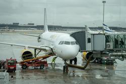 Arquivo - Un avión aparcado na pista no aeroporto do Prat. David Zorrakino - Europa Press - Arquivo