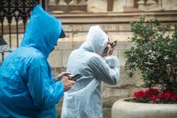 Dúas persoas protéxense da choiva cun impermeable. María José López - Europa Press / Europa Press
