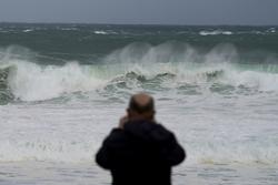 Un home observa as ondas durante a fronte meteorolóxica, a 23 de febreiro de 2024, na Coruña, Galicia (España).. M. Dylan - Europa Press / Europa Press