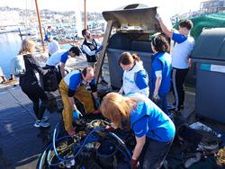 Voluntarios retiran lixo mariño dos fondos do porto de Sanxenxo.. AFUNDACIÓN