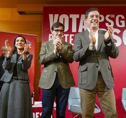 O número uno do PSdeG por Ourense, Carmen Rodríguez Dacosta; o secretario xeral do PSC, Salvador Illa; e o candidato do PSdeG á Presidencia da Xunta, José Ramón Gómez Besteiro, nun acto sectorial de sanidade en Ourense / PSDEG - Arquivo
