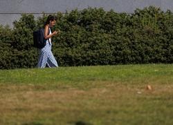 Unha estudante paseando por un camiño da universidade / Eduardo Parra