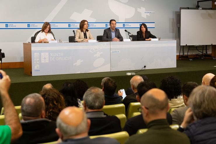 A vicepresidenta segunda e conselleira de Medio Ambiente, Territorio e Vivenda en funcións, Ángeles Vázquez, e o conselleiro do Mar en funcións, Alfonso Villares, reúnense representantes da cadea mar-industria e de concellos costeiros / XUNTA