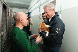 O presidente da Xunta, Alfonso Rueda, visita un centro de protección de animais en Meis / XUNTA
