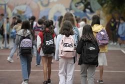 Escolares, nenos e nenas, que van a clase nun centro de ensino galego / XUNTA - Arquivo