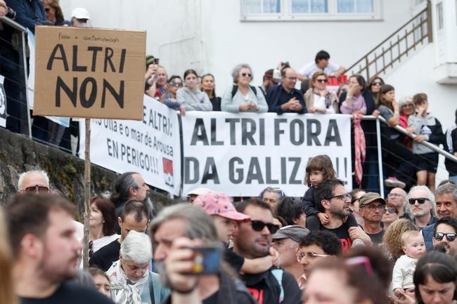 Miles de persoas protestan durante unha manifestación contra a empresa de celulosa Altri en Palas de Rei, Lugo / Carlos Castro - Europa Press