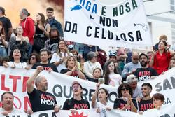 Decenas de persoas protestan durante unha manifestación contra a empresa de celulosa Altri, a 26 de maio de 2024, en Palas de Rei, Lugo, Galicia (España). O movemento veciñal e ecoloxista que se opón á construción da fábrica portuguesa de pasta. Carlos Castro - Europa Press