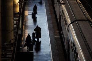 Pasaxeiros nunha estación de tren / Alejandro Martínez Vélez - Europa Press 