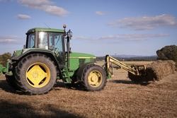 Un tractor durante a recollida de trigo na parroquia de Calvo, a 31 de xullo de 2023, en Abadín, Lugo / Carlos Castro - Arquivo