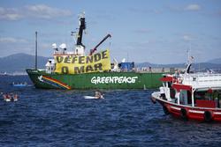 O Artic Sunrise de Greenpeace é recibido polos bateeiros na Ría da Arousa para protestar pola fábrica de Altri / Adrián González