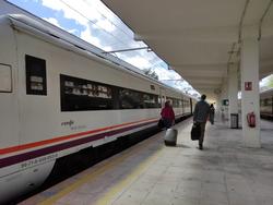 Viaxeiros nunha estación de tren / RENFE