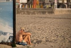 Un home toma o sol na praia de Silgar, en Sanxenxo/ Elena Fernández - Europa Press 
