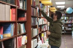 Arquivo - Un traballador coloca libros nunha libraría.. Alberto Ruiz - Europa Press - Arquivo