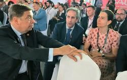 O Ministro Luis Planas con representantes de COREN. Foto: Prensa Cooperativa Coren.