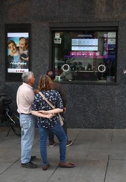 Arquivo - Varias persoas miran a programación dos cinemas Callao, o primeiro día da 19ª edición da Festa do Cinema, a 3 de outubro de 2022, en Madrid (España). Os espectadores deben conseguir unha acreditación na web oficial da festa do ci. Eduardo Parra - Europa Press - Arquivo