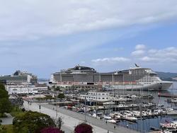 Imaxe de dous cruceiros no porto de Vigo.. PORTO DE VIGO