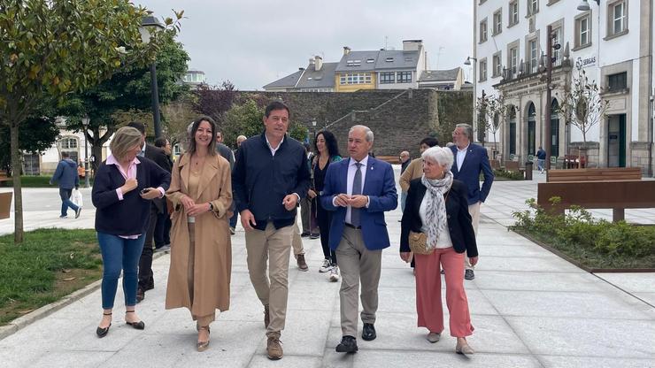 O secretario xeral do PSdeG, José Ramón Gómez Besteiro; a deputada e ex alcaldesa da cidade, Lara Méndez; e o presidente da Deputación Provincial de Lugo, José Tomé, este venres na Praza do Ferrol de Lugo. En Lugo, a 7 de xuño de 2024.