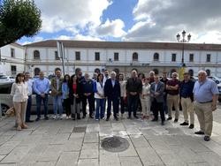 Membros do PP de Lugo fronte á estación de tren / PP DE LUGO