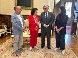 A alcaldesa de Santiago, Goretti Sanmartín, recibiu este martes no Concello ao presidente da Confederación de Empresarios de Galicia (CEG), Juan Manuel Vieites / CONCELLO DE SANTIAGO