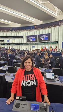 A eurodeputada do BNG, Ana Miranda, cunha camisa en contra do proxecto de Altri. BNG / Europa Press