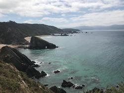 Vista dos CanTis de Loiba desde o lugar onde se sitúa o banco.