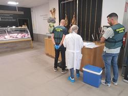 Inspección da Garda Civil nunha carnicería de Ourense.. GARDA CIVIL / Europa Press