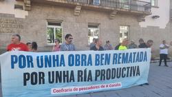 Membros da Confraría de Pescadores da Coruña, concentrados ante a Delegación do Goberno na Coruña / CONFRARÍA PESCADORES A Coruña