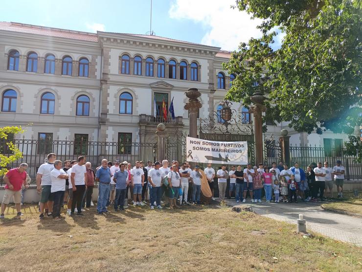 Unha trintena de traballadores e familiares da Confraría de Pescadores Cabo de Cruz, colectivo de á boia, concentráronse este mércores ante a Consellería do Mar para denunciar un trato "discriminatorio" por parte da Administración / CONFRARÍA CABO DE CRUZ