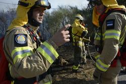 Bombeiros durante a extinción dun incendio / Rosa Veiga - Arquivo