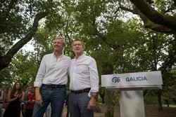 O presidente da Xunta de Galicia e presidente do PPdeG, Alfonso Rueda (i), e o presidente do PP, Alberto Núñez Feijóo (d), durante a inauguración do novo curso político do Partido Popular, en Carballeira de San Xusto, a 31 de agosto de 2024, en. Elena Fernández - Europa Press / Europa Press