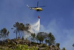 Arquivo - Helicóptero botando auga. Rosa Veiga - Europa Press - Arquivo